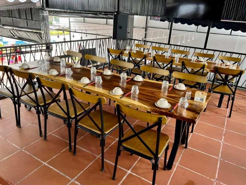 Bàn gỗ me tây nguyên khối cho nhà hàng Bàn gỗ me tây nguyên khối cho nhà hàng