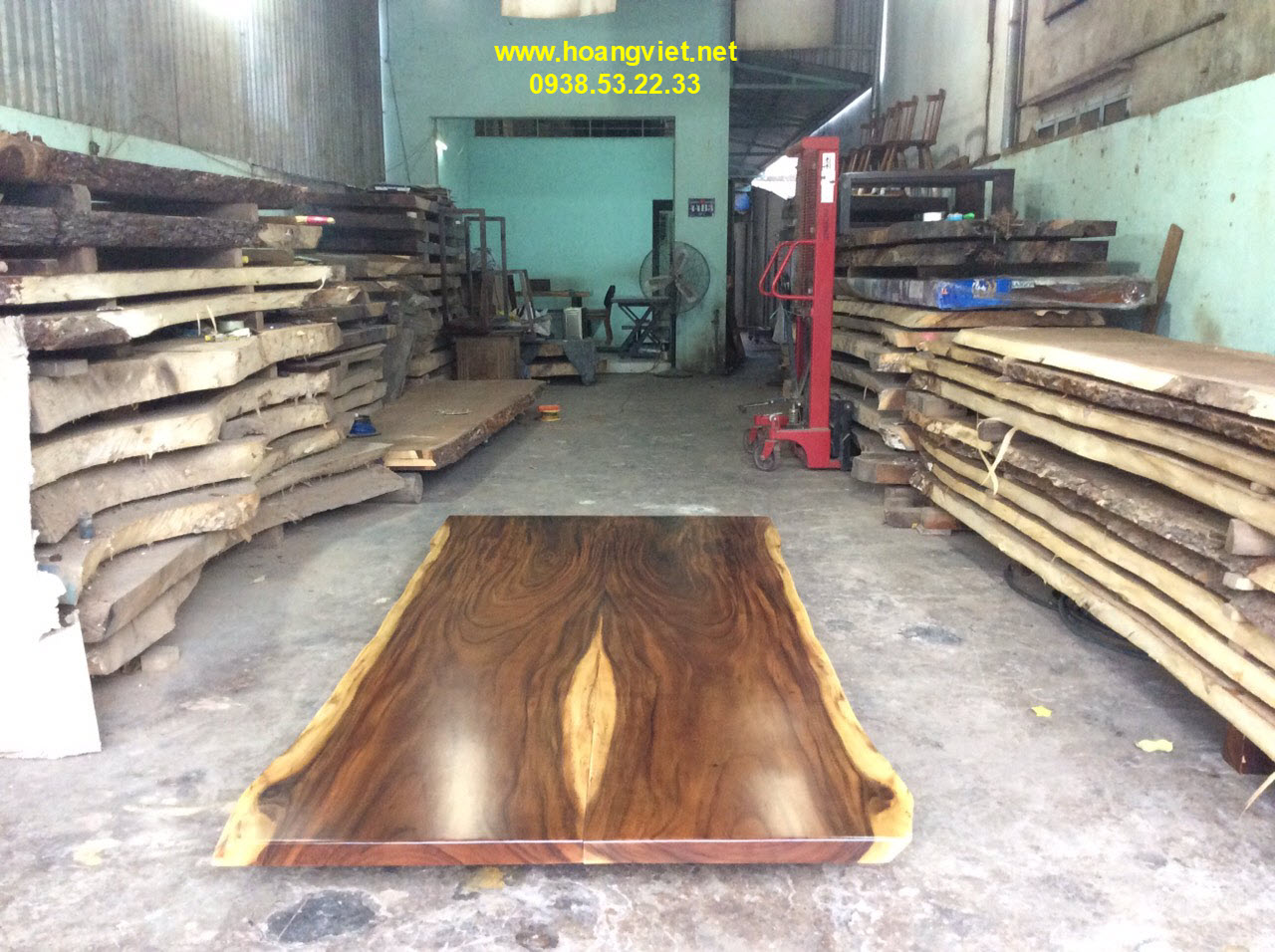 Bàn gỗ me tây nguyên khối tại xưởng Hoàng Việt Bàn gỗ me tây nguyên khối tại xưởng Hoàng Việt