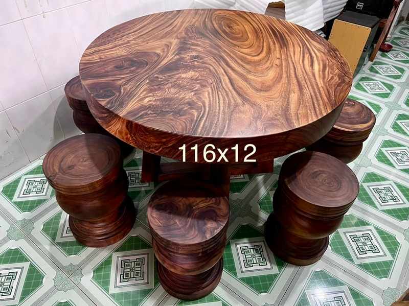 Sự độc đáo và sang trọng với bàn gỗ nguyên khối tròn