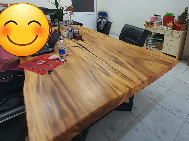Bàn họp gỗ me tây ghép 2 tấm đối xứng cạnh tự nhiên Bàn họp gỗ me tây ghép 2 tấm đối xứng cạnh tự nhiên