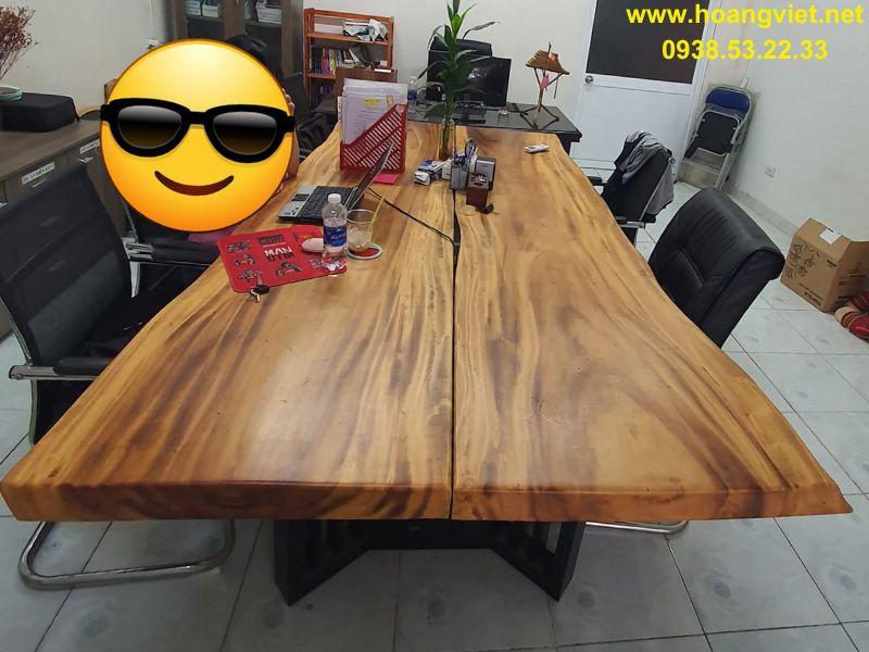 Bàn họp gỗ me tây ghép 2 tấm đối xứng cạnh tự nhiên Bàn họp gỗ me tây ghép 2 tấm đối xứng cạnh tự nhiên