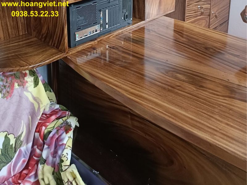 Bàn làm việc gỗ me tây có hộc tủ và ngăn kéo. Bàn làm việc gỗ me tây có hộc tủ và ngăn kéo.