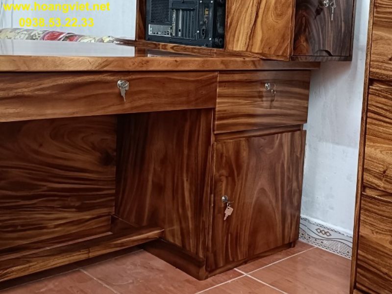 Bàn làm việc gỗ me tây có hộc tủ và ngăn kéo. Bàn làm việc gỗ me tây có hộc tủ và ngăn kéo.