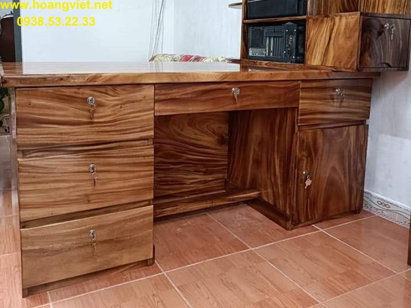Bàn làm việc gỗ me tây có hộc tủ và ngăn kéo. Bàn làm việc gỗ me tây có hộc tủ và ngăn kéo.