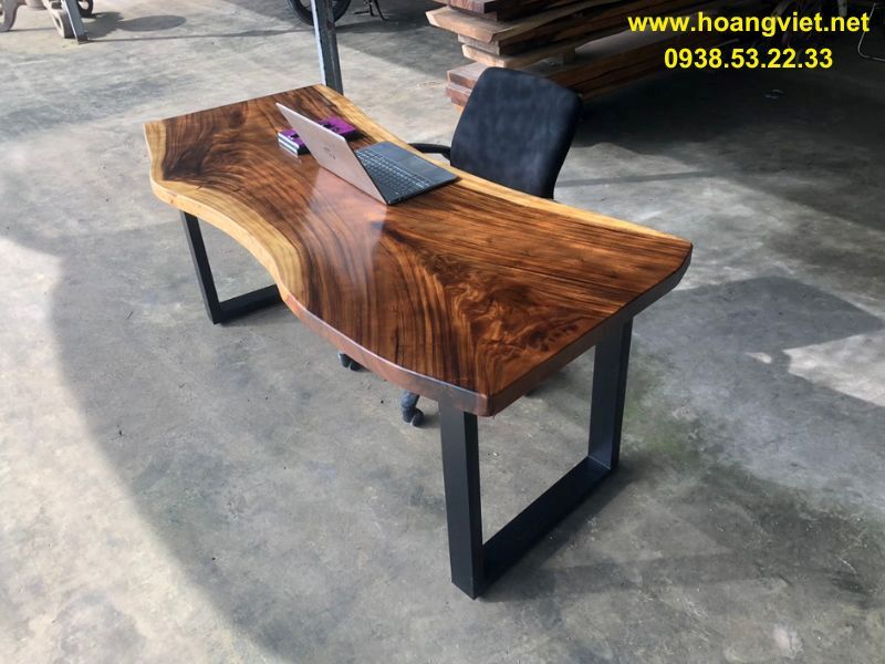 Bàn làm việc gỗ me tây chân sắt đơn giản. Bàn làm việc gỗ me tây chân sắt đơn giản.