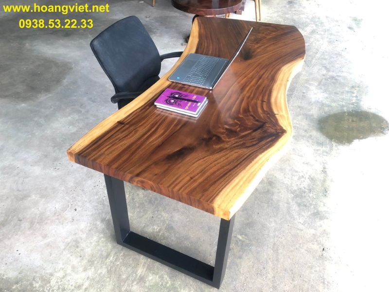 Bàn làm việc gỗ me tây chân sắt đơn giản. Bàn làm việc gỗ me tây chân sắt đơn giản.