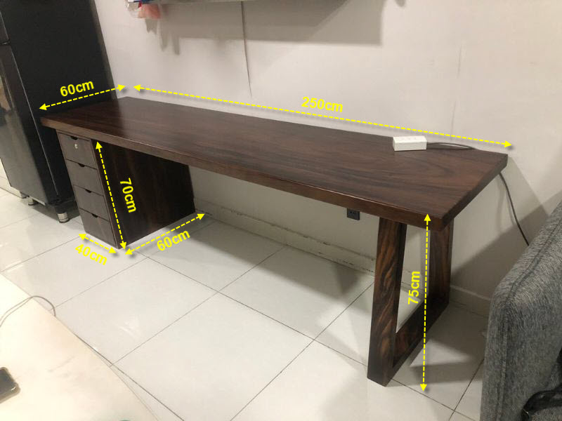 Bàn làm việc gỗ me tây có hộc tủ và ngăn kéo. Bàn làm việc gỗ me tây có hộc tủ và ngăn kéo.