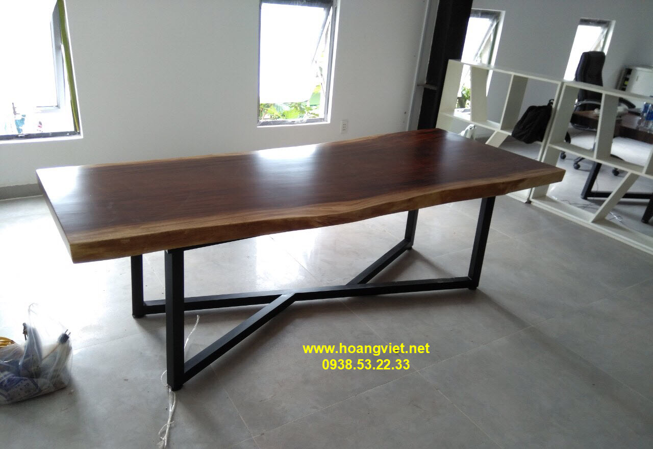 Bàn làm việc bằng gỗ me tây nguyên bìa (80-90)x7x200cm. Bàn làm việc bằng gỗ me tây nguyên bìa (80-90)x7x200cm.