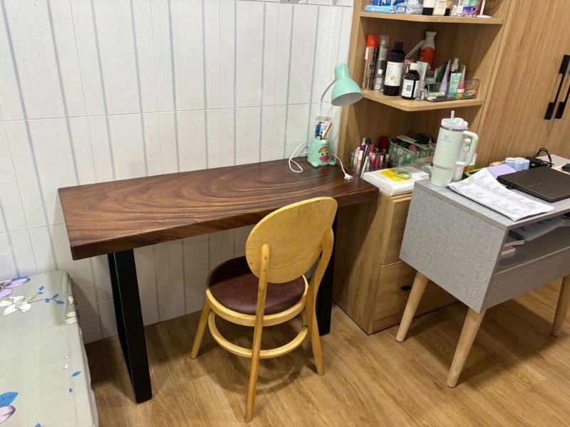 Bàn làm việc gỗ me tây nhỏ gọn. Bàn làm việc gỗ me tây nhỏ gọn.