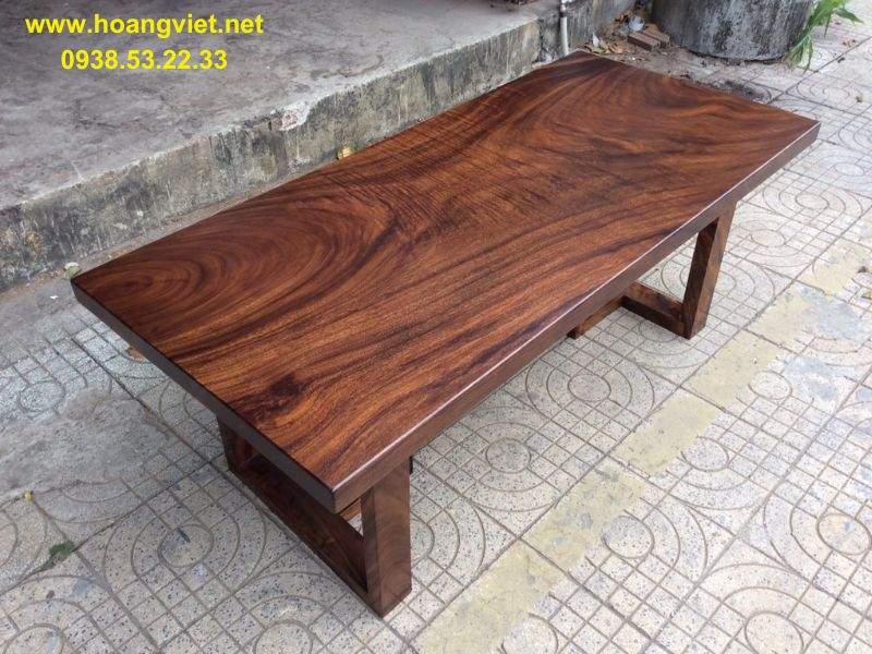 Bàn làm việc gỗ nguyên khối tại nhà. Bàn làm việc gỗ nguyên khối tại nhà.