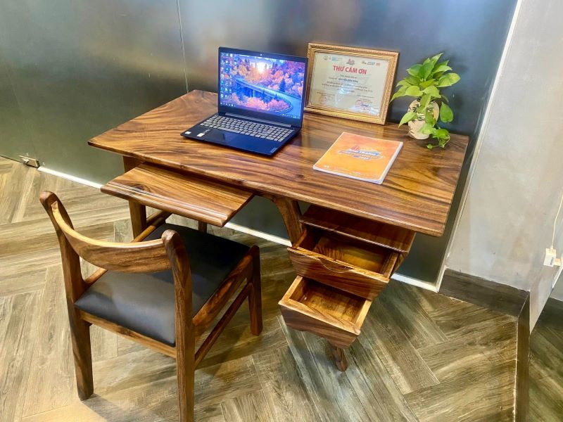 Bàn làm việc gỗ tự nhiên me tây đẹp. Bàn làm việc gỗ tự nhiên me tây đẹp.