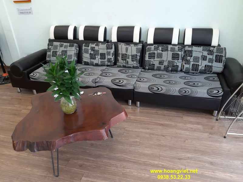 Bàn trà tròn gỗ nguyên khối kết hợp ghế sofa nệm. Bàn trà tròn gỗ nguyên khối kết hợp ghế sofa nệm.