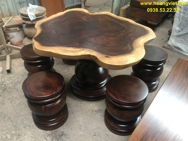 Bàn trà tròn gỗ me tây nguyên khối nghệ thuật. Bàn trà tròn gỗ me tây nguyên khối nghệ thuật.