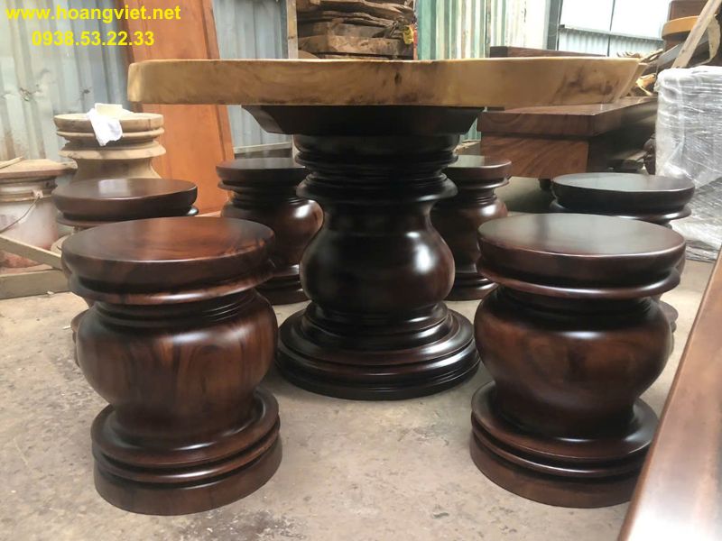 Bàn trà tròn gỗ me tây nguyên khối nghệ thuật. Bàn trà tròn gỗ me tây nguyên khối nghệ thuật.