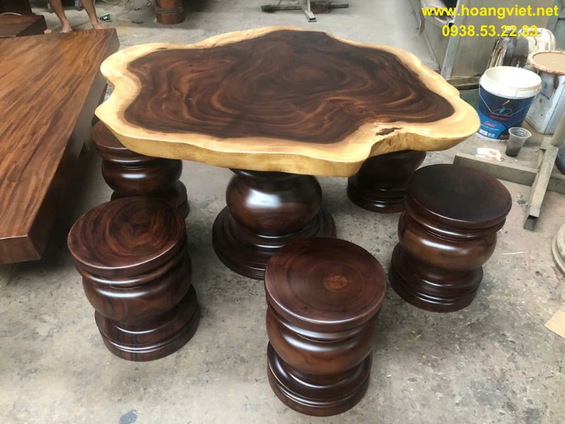 Bàn trà tròn gỗ me tây nguyên khối nghệ thuật. Bàn trà tròn gỗ me tây nguyên khối nghệ thuật.
