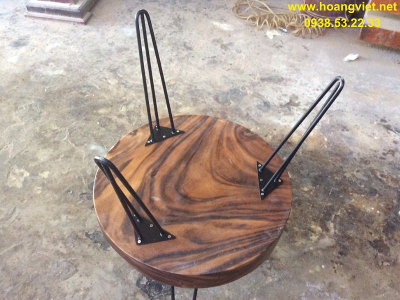 Bàn tròn chân sắt mặt gỗ me tây đường kính 60cm Bàn tròn chân sắt mặt gỗ me tây đường kính 60cm