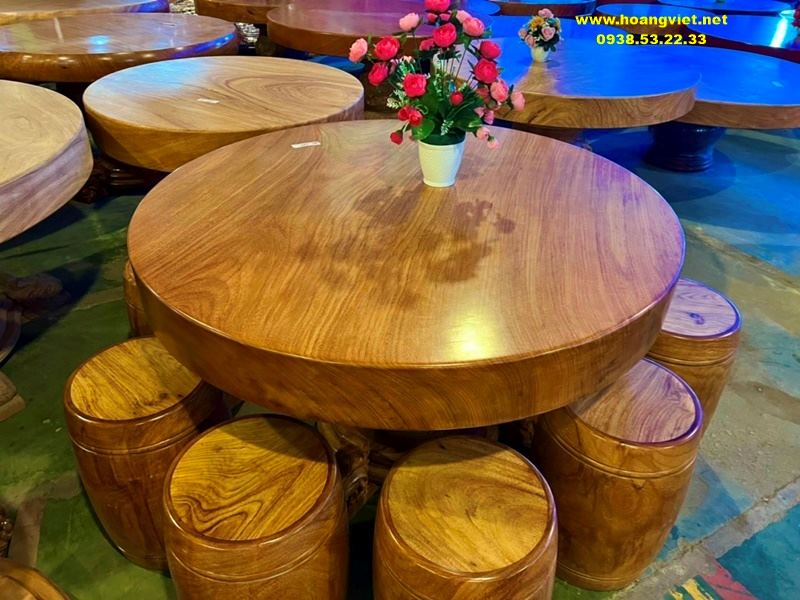 Bàn tròn gỗ gõ đỏ nguyên khối 8 đôn Bàn tròn gỗ gõ đỏ nguyên khối 8 đôn