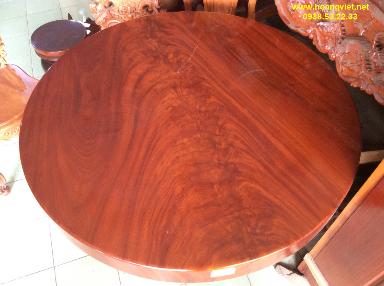 Bàn tròn gõ đỏ nguyên khối không những bền đẹp mà rất giá trị. Bàn tròn gõ đỏ nguyên khối không những bền đẹp mà rất giá trị.