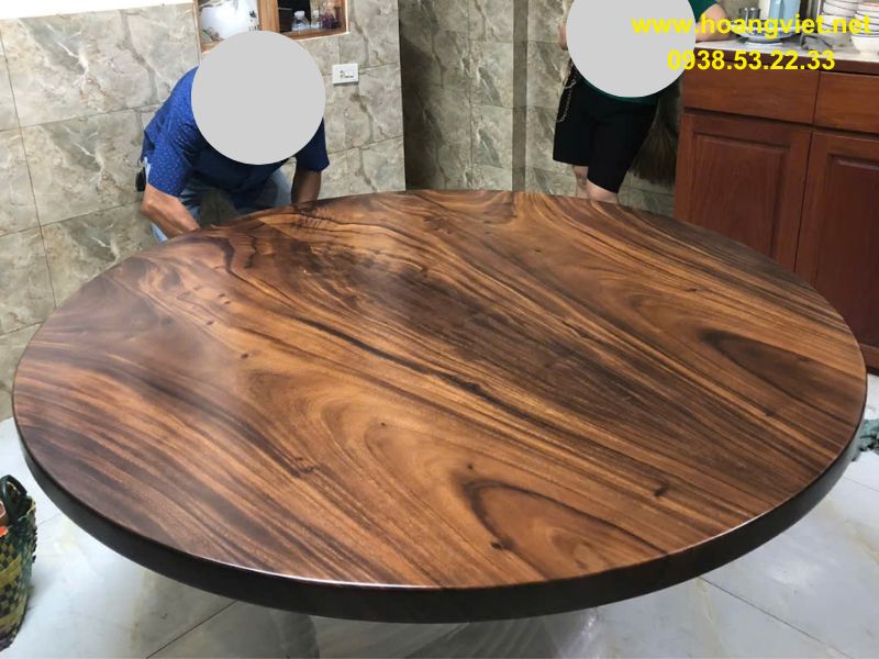 Bàn tròn gỗ me tây ghép 2 tấm vân đối xứng Bàn tròn gỗ me tây ghép 2 tấm vân đối xứng