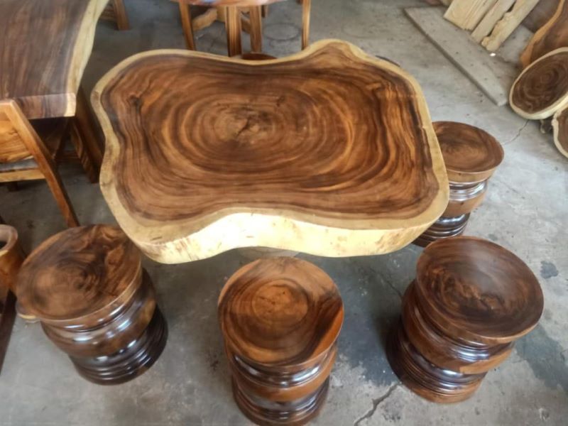 Bàn tròn gỗ me tây nguyên khối cạnh tự nhiên Bàn tròn gỗ me tây nguyên khối cạnh tự nhiên