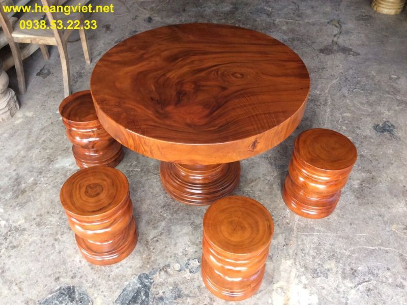 Bàn tròn gỗ me tây sơn màu đỏ Bàn tròn gỗ me tây sơn màu đỏ