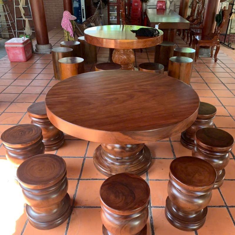 Bàn tròn gỗ me tây nguyên khối 10 ghế đôn. Bàn tròn gỗ me tây nguyên khối 10 ghế đôn.