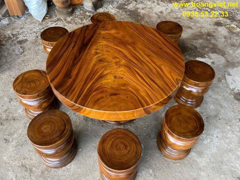 Bàn tròn gỗ me tây nguyên khối đk 1m25 dày 12cm Bàn tròn gỗ me tây nguyên khối đk 1m25 dày 12cm