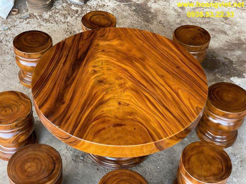 Bàn tròn gỗ me tây nguyên khối đk 1m25 dày 12cm Bàn tròn gỗ me tây nguyên khối đk 1m25 dày 12cm
