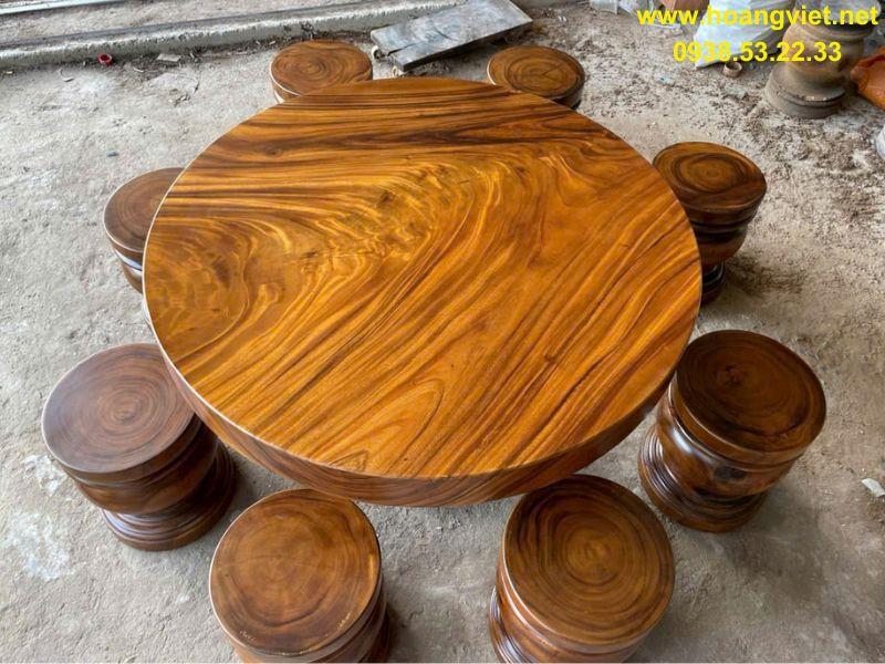 Bàn tròn gỗ me tây nguyên khối đk 1m25 dày 12cm Bàn tròn gỗ me tây nguyên khối đk 1m25 dày 12cm