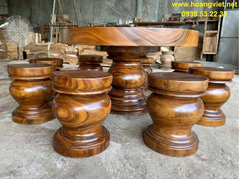 Bàn tròn gỗ me tây nguyên khối đk 1m25 dày 12cm Bàn tròn gỗ me tây nguyên khối đk 1m25 dày 12cm