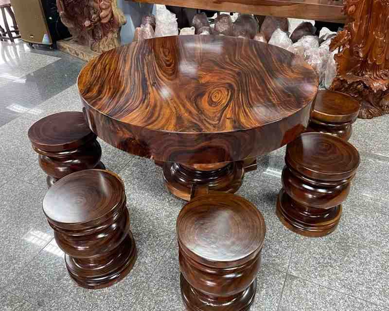Bàn tròn gỗ nguyên khối hiện đại Bàn tròn gỗ nguyên khối hiện đại