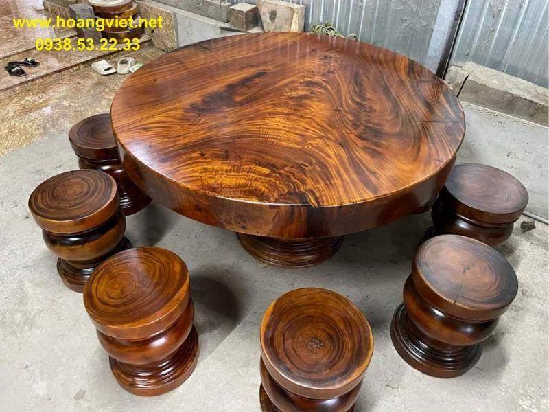Bàn tròn 8 ghế đôn bằng gỗ me tây nguyên khối Bàn tròn 8 ghế đôn bằng gỗ me tây nguyên khối