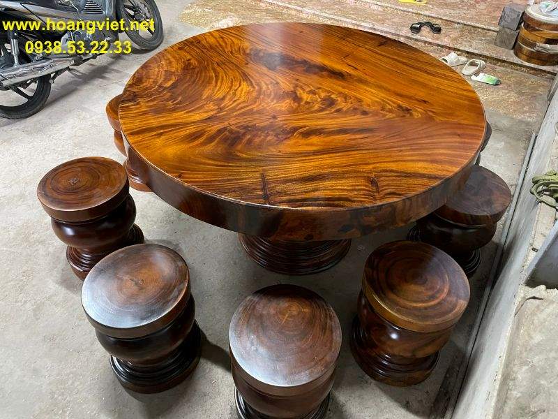 Bàn tròn 8 ghế đôn bằng gỗ me tây nguyên khối Bàn tròn 8 ghế đôn bằng gỗ me tây nguyên khối