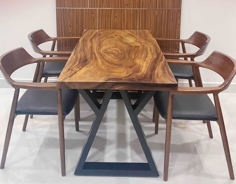 Bàn ăn gỗ me tây 4 ghế kết hợp chân sắt hộp. Bàn ăn gỗ me tây 4 ghế kết hợp chân sắt hộp.