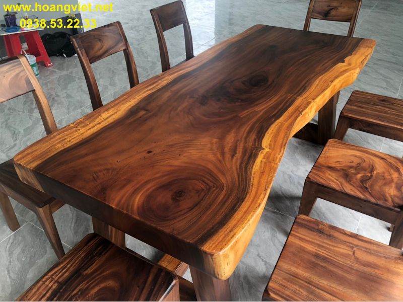 Bộ bàn ăn 8 ghế gỗ me tây nguyên khối. Bộ bàn ăn 8 ghế gỗ me tây nguyên khối.