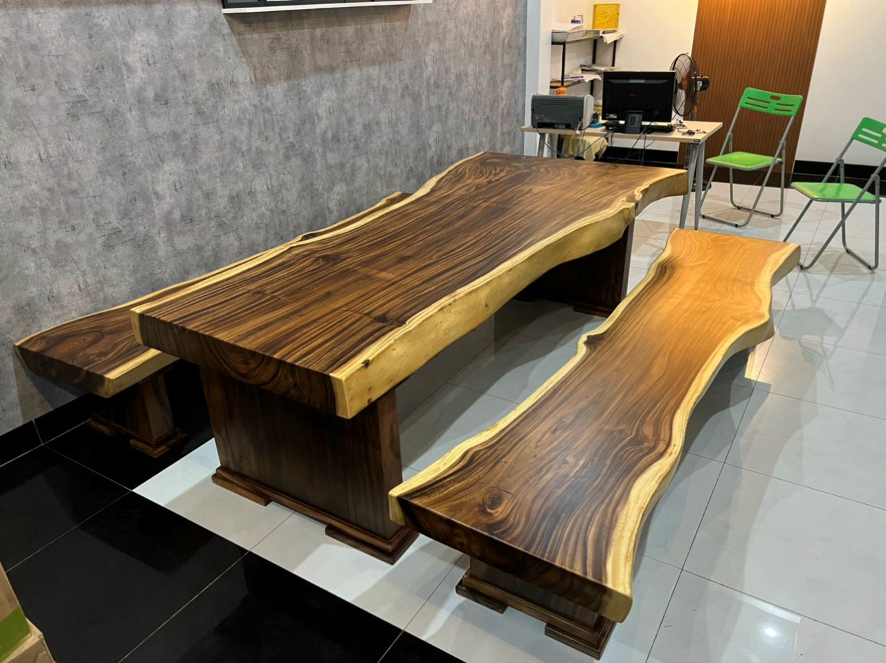 Bộ bàn ghế k3 nguyên khối cạnh tự nhiên bằng gỗ me tây Bộ bàn ghế k3 nguyên khối cạnh tự nhiên bằng gỗ me tây