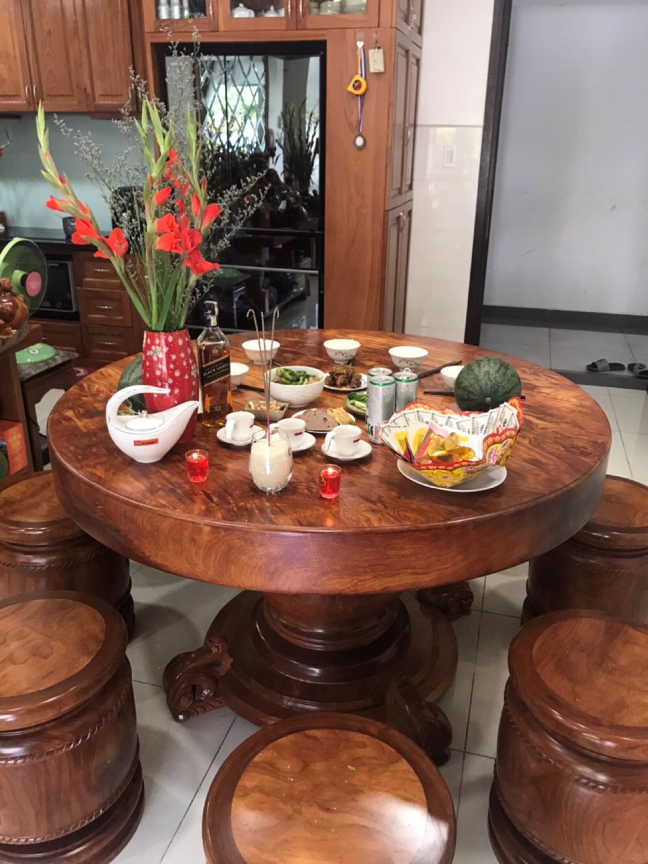 Bộ bàn ghế tròn gỗ gõ đỏ nguyên khối đẹp, sau 1 năm sử dụng(gỗ có màu đỏ sậm) Bộ bàn ghế tròn gỗ gõ đỏ nguyên khối đẹp, sau 1 năm sử dụng(gỗ có màu đỏ sậm)