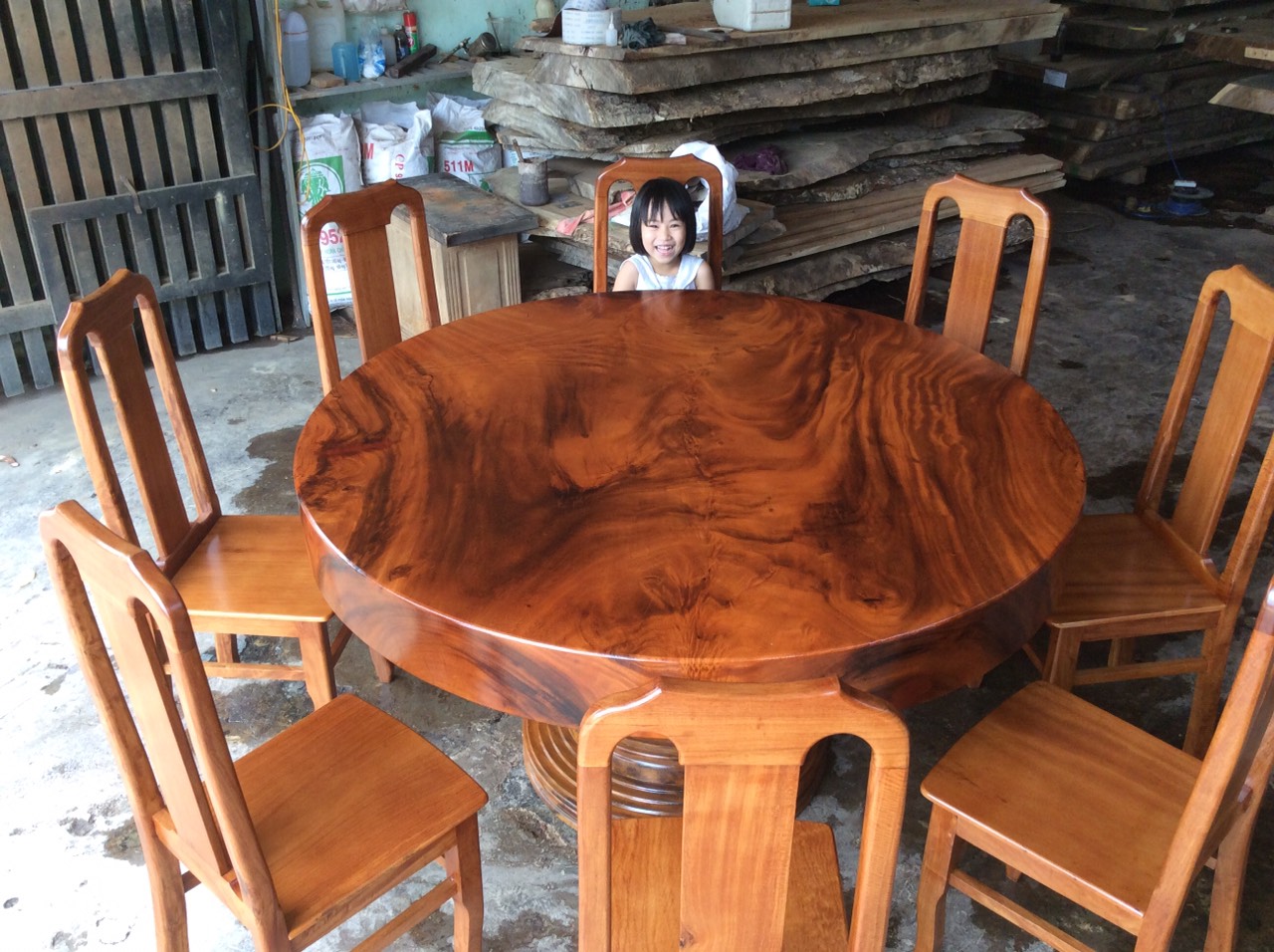 Xưởng sản xuất bàn tròn gỗ me tây nguyên tấm tại tphcm