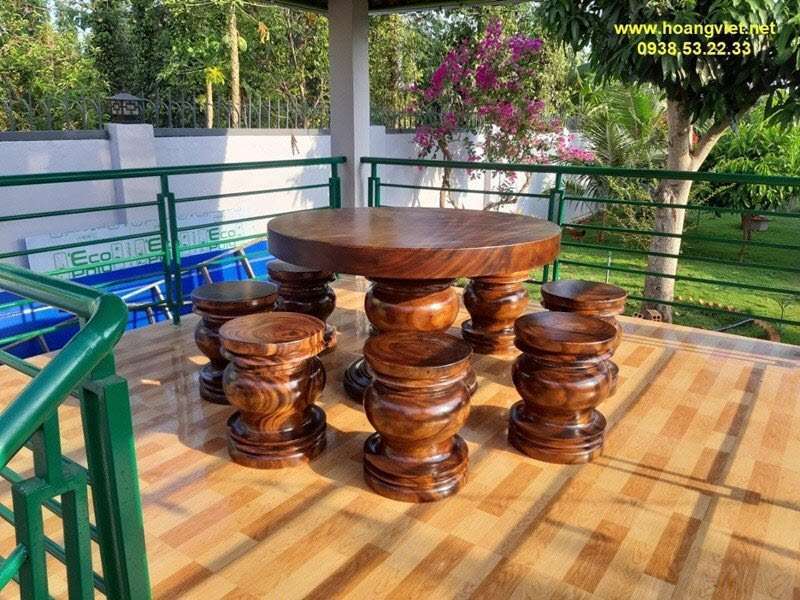 Khám phá những mẫu bàn tròn gỗ nguyên khối có vân gỗ đẹp nhất trên thị trường.