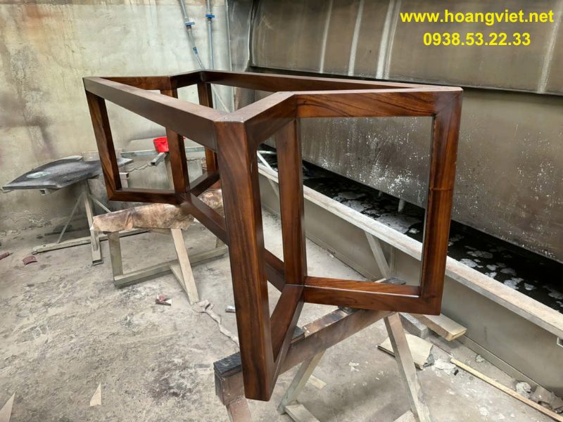 Chân bàn gỗ tự nhiên me tây kết họp mặt bàn đá Chân bàn gỗ tự nhiên me tây kết họp mặt bàn đá