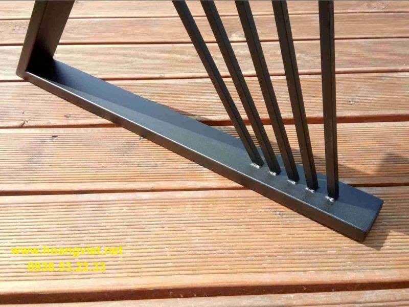 Cận cảnh hình chụp chân sắt bàn làm việc Cận cảnh hình chụp chân sắt bàn làm việc