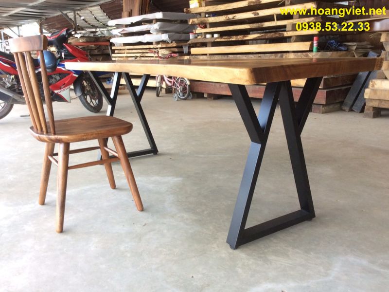 Chân sắt Bàn làm việc 2m gỗ tự nhiên me tây Chân sắt Bàn làm việc 2m gỗ tự nhiên me tây