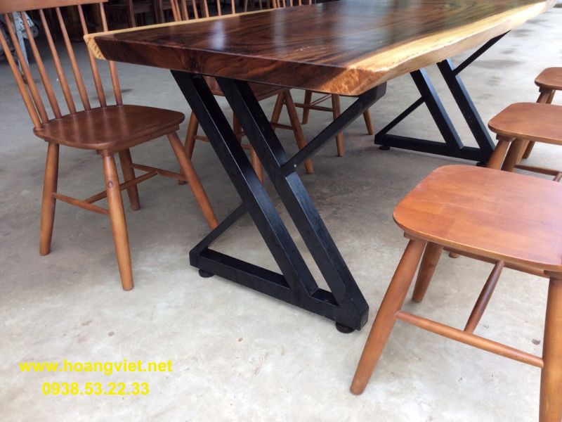 Chân sắt kết hợp mặt bàn gỗ me tây nguyên tấm. Chân sắt kết hợp mặt bàn gỗ me tây nguyên tấm.