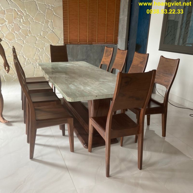 Mẫu bàn ăn mặt đá kết hợp ghế gỗ óc chó. Mẫu bàn ăn mặt đá kết hợp ghế gỗ óc chó.
