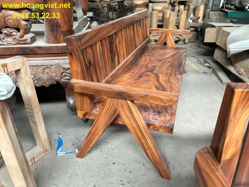 Ghế băng dài gỗ me tây bền và chắc chắn. Ghế băng dài gỗ me tây bền và chắc chắn.