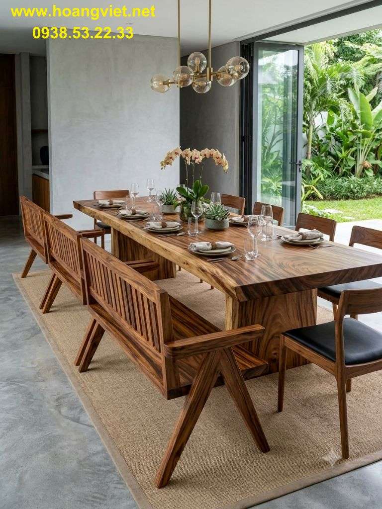 Ghế băng dài gỗ me tây đặt ở bàn ăn. Ghế băng dài gỗ me tây đặt ở bàn ăn.
