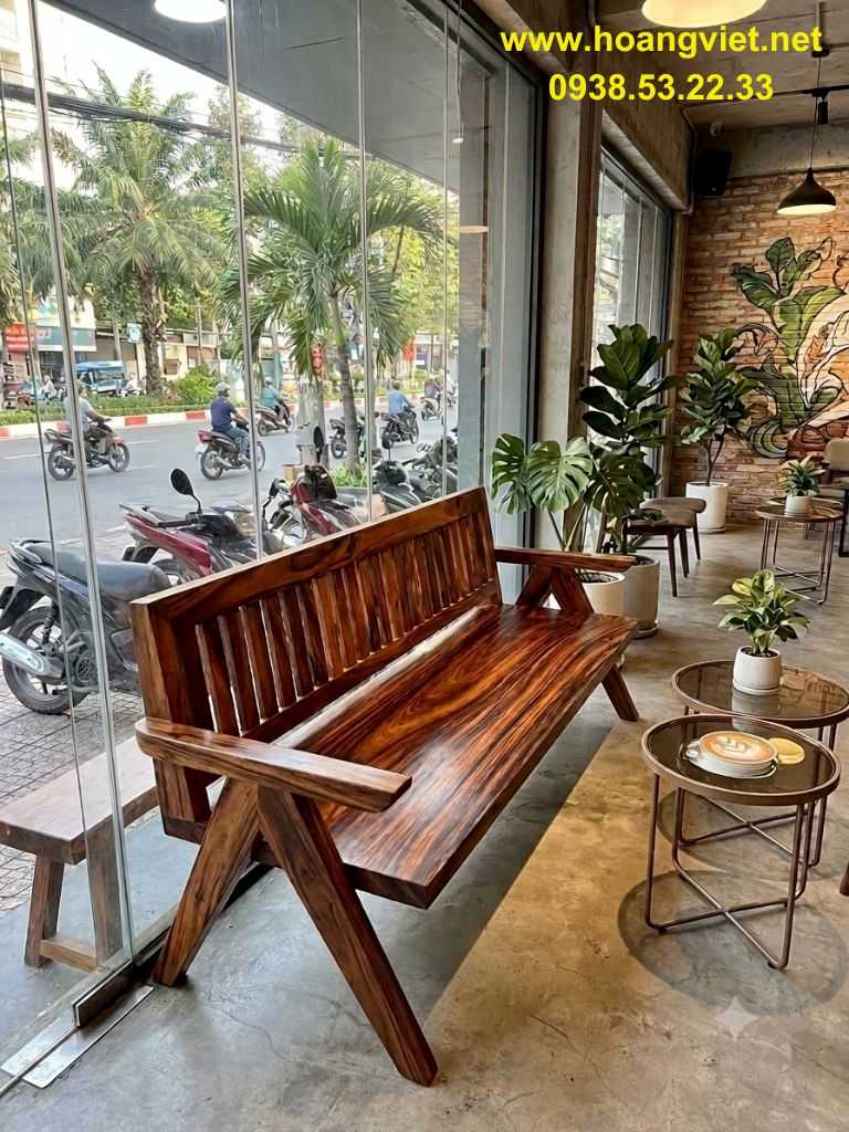 Ghế băng dài gỗ me tây đặt ở quán cafe. Ghế băng dài gỗ me tây đặt ở quán cafe.