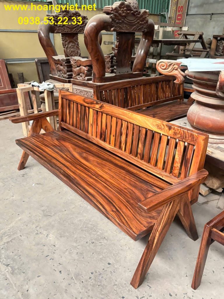 Ghế băng dài gỗ me tây nan thẻ. Ghế băng dài gỗ me tây nan thẻ.