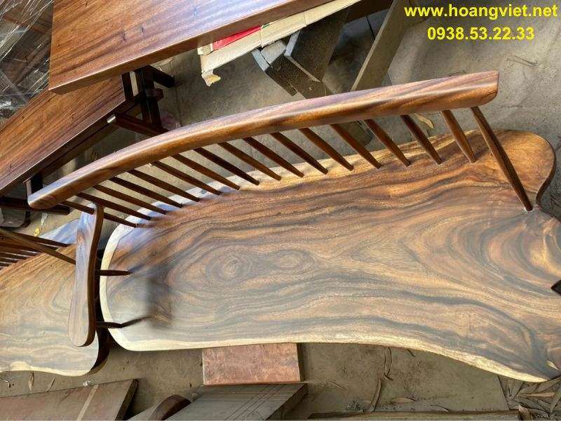 Ghế băng dài gỗ me tây với tựa lưng dạng nan. Ghế băng dài gỗ me tây với tựa lưng dạng nan.