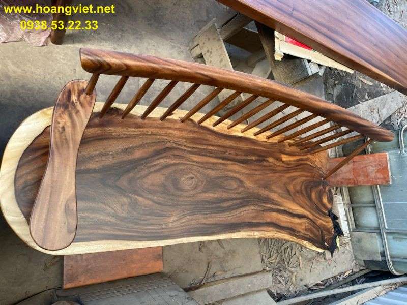 Ghế băng dài gỗ me tây với tựa lưng dạng nan. Ghế băng dài gỗ me tây với tựa lưng dạng nan.